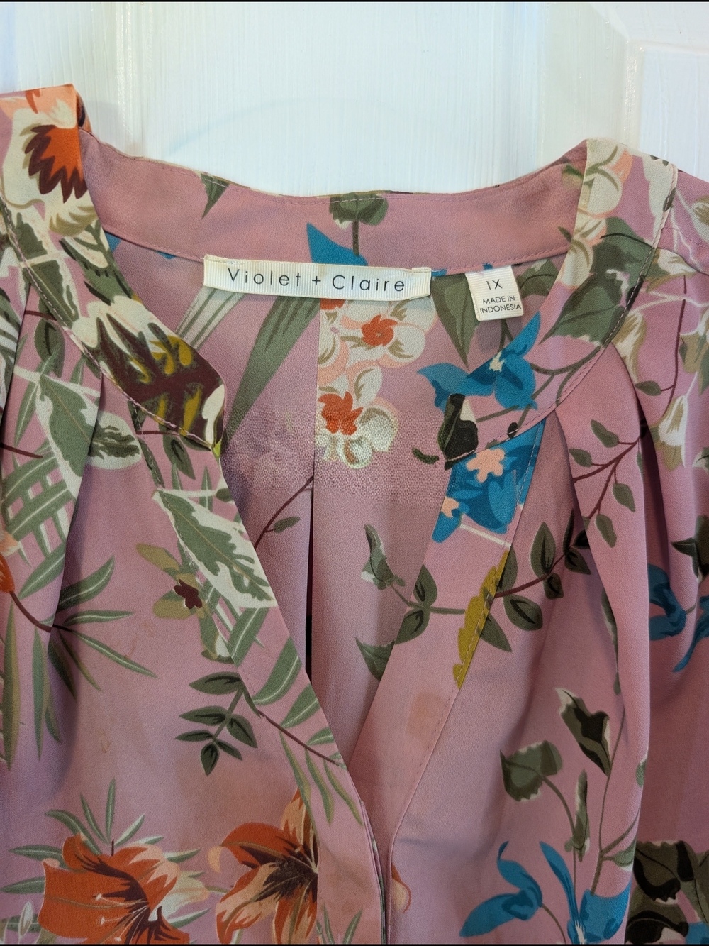 Violet & Claire Pink Floral Split-Neck Blouse Size 1X - Picture 2 of 9